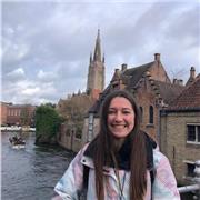 Estudiante motivada para enseñar a niños